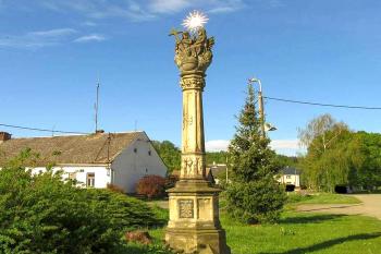 Sloup se sousoším Nejsvětější Trojice v obci Rájec v okrese Šumperk. (© Pavel Vítek 09/2023)
