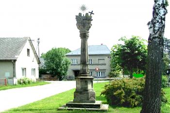Sloup se sousoším Nejsvětější Trojice v obci Rájec v okrese Šumperk. (© Pavel Vítek 09/2023)