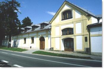 průčelí (2003 ©Jan Hendrych)