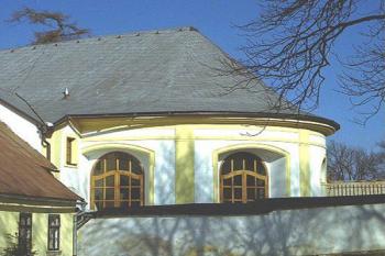 Pohled na kapli z prvního nádvoří zámku (2003 (c) hendrych)