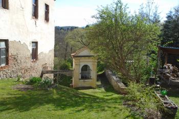 úsek cesty od kostela Nanebevzetí Panny Marie - vpravo mezi výklenkovou kapličkou a zídkou (© Jaroslav Špiroch  04/2024)