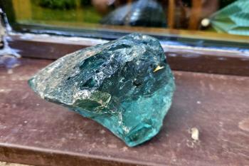 fragment surového skla nalezeného v okolí skláren (© Jan P. Štěpánek  05/2024)