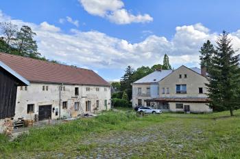 vitřnní dvůr bývalé sklářské huti - vpravo kancelářská a správní budova s bytem původních majitelů sklárny (© Jan P. Štěpánek  05/2024)
