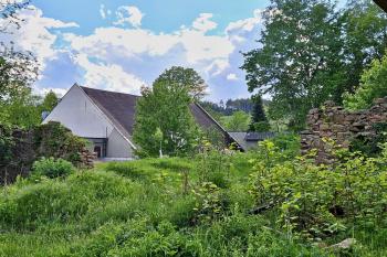 areál bývalé sklárny (© Jan P. Štěpánek  05/2024)