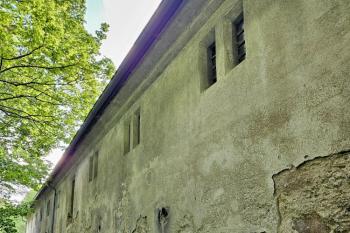 fasáda jedné z budov sklárny (© Jan P. Štěpánek  05/2024)