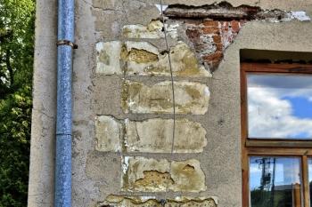 odkryté pozůstatky bosáže bývalé správní a ředitelské budovy sklárny (© Jan P. Štěpánek  05/2024)