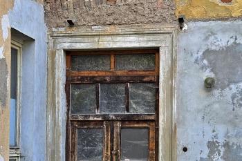 Vstupní dveře do bývalé správní a ředitelské budovy sklárny (© Jan P. Štěpánek  05/2024)