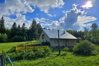 pohled přes říčku Chrudimku na dům č.p. 5 - bývalý vodní mlýn, později stoupa na drcení křemenů, přebudovaná na počátku 20. století na malou vodní elektrárnu. (© Jan P. Štěpánek  05/2024)