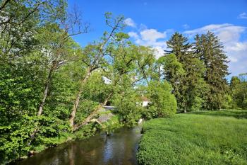 Pohled na říčku Chrudimku z mostku mezi někdejší stoupou a elektrárnami (© Jan P. Štěpánek  05/2024)