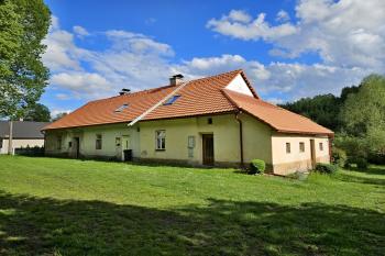 Původní domy zaměstnanců skládny v Dolním Bradle.  (© Jan P. Štěpánek  05/2024)