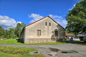 Původní domy zaměstnanců skládny v Dolním Bradle.  (© Jan P. Štěpánek  05/2024)