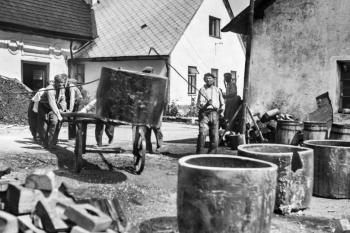 Vyndávání pánví z pece ve sklářské huti v Horním Bradle (© Východočeské muzeum v Pardubicích)