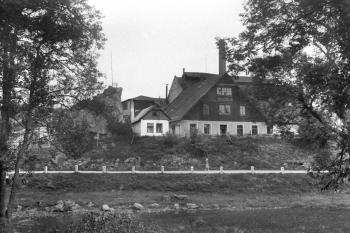 Pohled na Vilemíninu huť v Horním Bradle od jihu přes řeku Chrudimku a silnici z Trhová Kamenice do Seče (© Východočeské muzeum v Pardubicích)