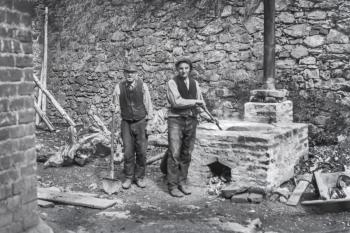 Sklářská huť v Horním Bradle, muži stojící před venkovní pecí (© Východočeské muzeum v Pardubicích)