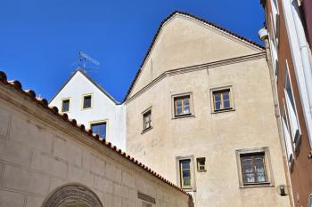 průchod z uličky Pod Sklípky do Pernštýnské pod domem č.p. 11 - vlrvo stěna bývalého mlýna (© Jan P. Štěpánek  05/2024)