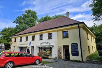 Celkový pohled na mlýn z ulice Čs. partyzánů (© Jan P. Štěpánek  05/2024)