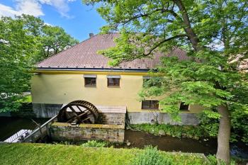 Celkový pohled na mlýn z prostoru hradeb (© Jan P. Štěpánek  05/2024)