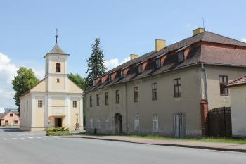 kostel a starý hostinec (© Luděk Vláčil  05/2024)