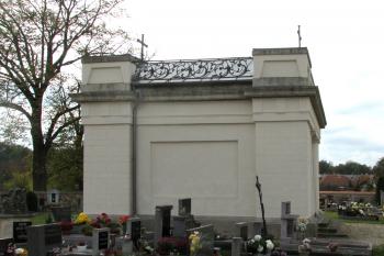 Pohřební kaple sv. Kříže na hřbitově v Nových Dvorech u Kutné Hory. (© Pavel Vítek 11/2023)