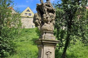 Celkový pohled na sochu pod městskými hradbami  (© Jan P. Štěpánek  05/2024)