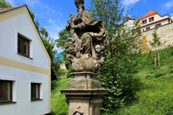 Celkový pohled na sochu pod městskými hradbami  (© Jan P. Štěpánek  05/2024)