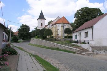 Pohled ze silnice ( © Roman Řezáč 07/2004)