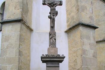 Kříž u kostela ( © Roman Řezáč 07/2004)