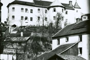Pohled na dům Na Puši nad starou vodárnou v roce 1925 (© Regionální muzeum v Chrudimi)