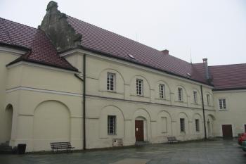 1.předzámecké nádvoří se zazděnými arkádami (© D Dohňanský, 10/2015)
