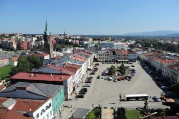 pohled z lešení na frýdecké náměstí s kostelem sv. Jana Křtitele (© Jan P. Štěpánek 08/2016)