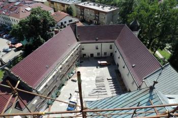 nádvoří tzv. předzámčí z lešení na věži zámku (© Jan P. Štěpánek 08/2016)