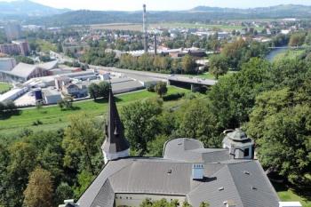 pohled na střechy budov kolem jádra zámku a moravský Místek v pozadí (© Jan P. Štěpánek 08/2016)