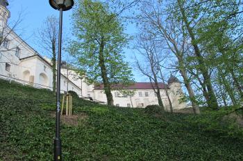 jižní část vlastního zámku, budova s červenou střechou je již součást předzámčí (© D Dohňanský, 05/2017)