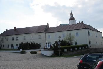 předzámecké budovy sousedící s náměstím (© D Dohňanský, 05/2017)