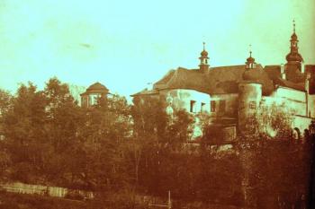 část historické fotografie zámku z doby kolem roku 1865 ( © Muzeum Beskyd Frýdek-Místek)