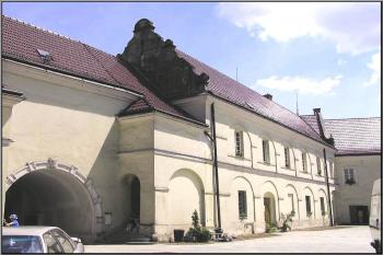 východní fronta tzv. předního zámku se vstupní branou z náměstí na 1. nádvoří ( © Jan P. Štěpánek 01/2006)