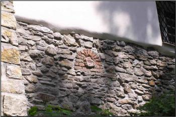 detail zdiva jihozápadní vnější fronty tzv. předního zámku ( © Jan P. Štěpánek 2005)