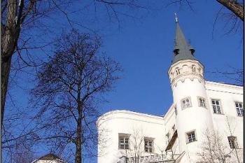 pohled od jihozápadu na západní část vnitřního zámku (hradu) ( © Jan P. Štěpánek 01/2006)