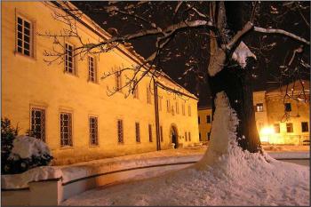 západní vnější fasáda tzv. předního zámku ( © Jan P. Štěpánek 2005)