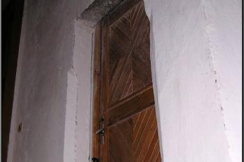 detail dveřního otvoru s dochovaným gotickým ostěním v prostoru nejstarší části zámku ( © Jan P. Štěpánek 2005)