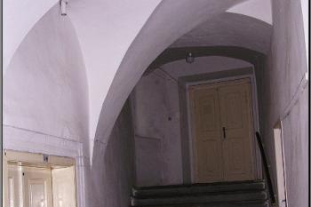 interiér jednoho z prostorů v bývalém nejstarším paláci hradu ( © Jan P. Štěpánek 2005)