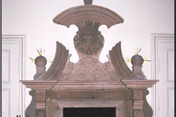 vzácný krb s erby stavitelů, hrabat Oppersdorfů, v tzv. Rytířském sále ( © Jan P. Štěpánek 2005)