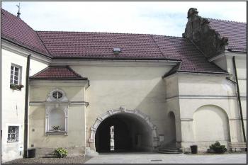 vstupní brána z náměstí na 1. nádvoří ( © Jan P. Štěpánek 2005)