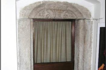 ukázka renesanč-barokního portálu s datováním 1733 v průjezdu vnitřního zámku ( © Jan P. Štěpánek 01/2006)