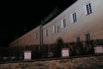 Slavnostně nasvícené předzámčí. ( © Jan P. Štěpánek 04/2006)