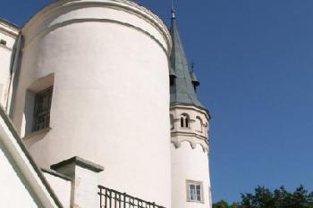 Zadní část zámecké kaple a arkýřové věže ( © Miroslav BITTER 2005)