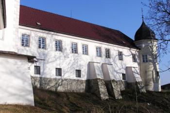 Západní fronta tzv. předzámčí s opěráky nad svahem k řece Ostravici ( © Jan P. Štěpánek 02/2007)