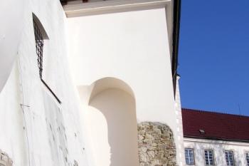 Pohled od západu na na původní jižní středověkou hradbu přistavěnou renesanční vyhlídku ( © Jan P. Štěpánek 02/2007)
