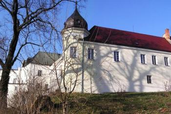 Pohled na zámek i s předzámčím (vpravo) od jihu ( © Jan P. Štěpánek 02/2007)