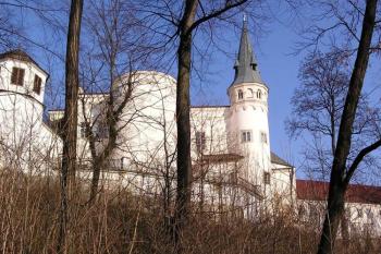 Panorama zámku (vlevo) a předzámčí (vpravo) od západu ( © Jan P. Štěpánek 02/2007)